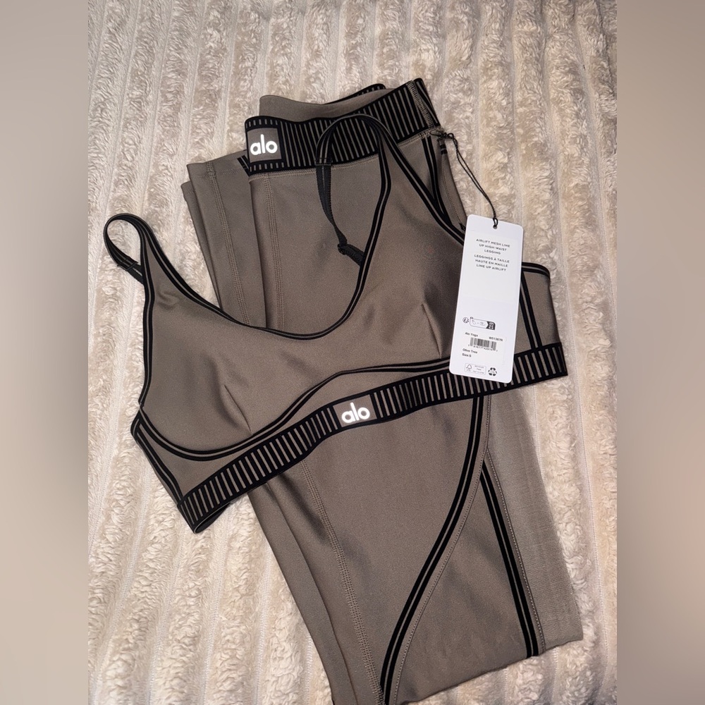 ALO YOGA SET *SOLD OUT LIMITED EDITON* BRAND NEW WITH TAGS